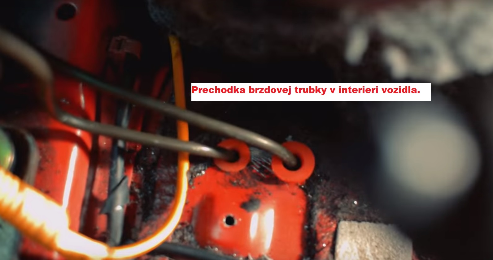 prechodka brzdovej trubky v interieri 