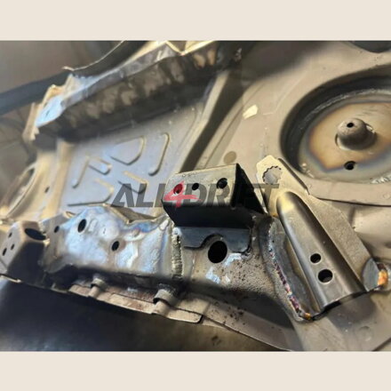 Reinforcement of the fuel tank and brake pipe E46