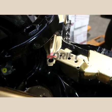 Reinforcement of the fuel tank and brake pipe E46